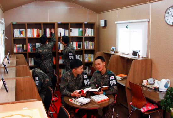 강원도 최전방 GOP에 첫 ‘독서카페’ 생겼다  
