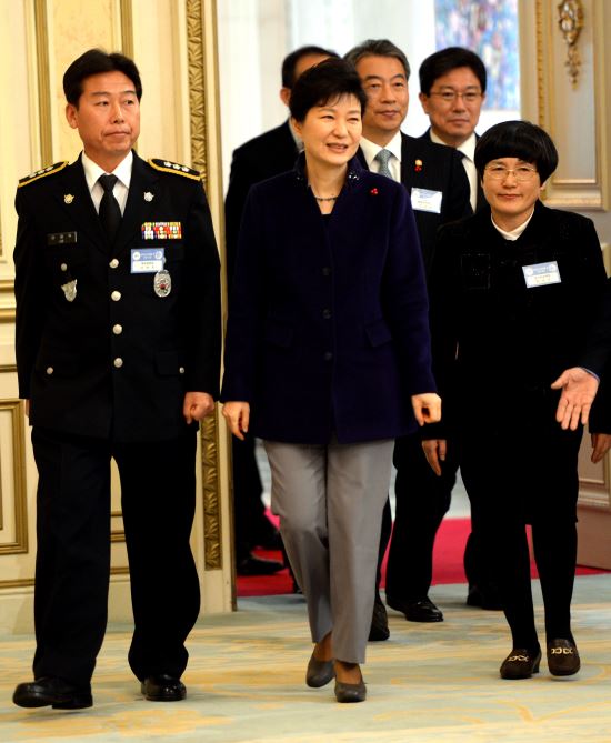 박 대통령 “헌신적 공무원, 정부의 가장 큰 자산”  