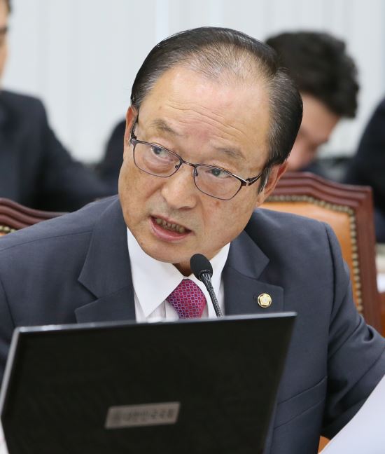 “여성들이 뿔났다”-‘외박 못나가서 성폭행?’ 송영근 국회의원직 사퇴 촉구  