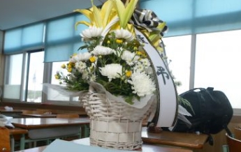 공주사대부고 눈물의 졸업식… 해병대 캠프 사고 유가족 “아들이 받아야 할 졸업장인데…”  