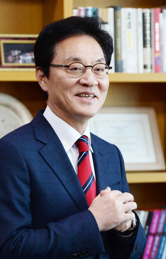 [슬로뉴스]우윤근은  왜 이완구에게 '최고의 총리 최악의 총리' 선물했을까  