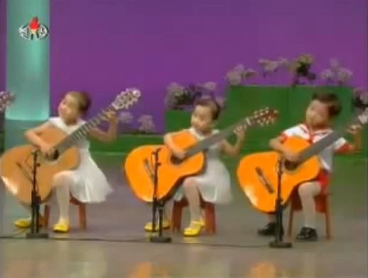 [영상] 현란한 손동작·앙증맞은 율동…북한 유치원생 기타 실력이 이 정도일 줄이야  
