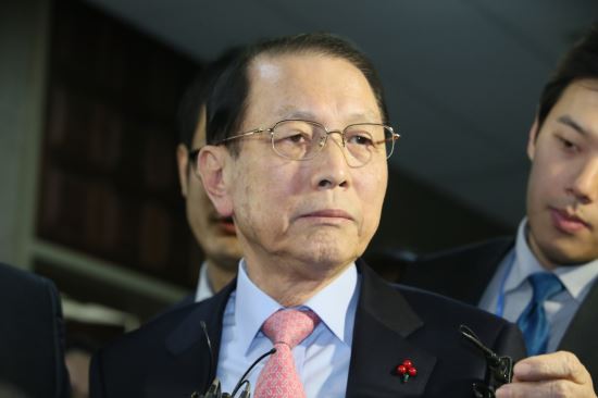 [긴급]청와대 ‘비서실장 교체 여부는 두고 봐야돼’  