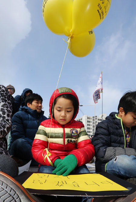'잊지 않겠습니다' 세월호가족 도보행진단, 5·18묘역 참배 후 광주 행진  