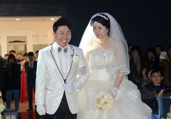 죽도총각 마침내 화촉 “아들 딸 구별 않고 셋을 낳아 잘 살겠습니다”  