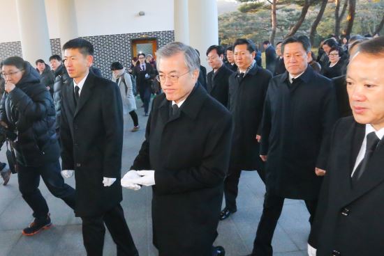 [이슈분석] 야당 대표 문재인 이승만 박정희 묘역 첫 참배  