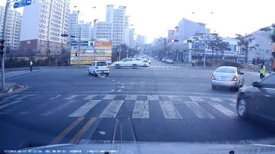 ‘깡좋은 마티즈’ 경찰? 그게 뭔데… 출근길 아찔한 신호위반 (영상)  
