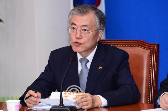 “비리종합세트를 총리로?” vs “대통령도 여론조사로 뽑지?” 문재인 여론조사 제안에 시끌  