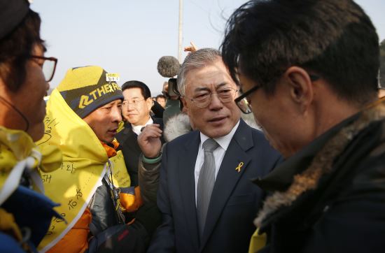 [포토]팽목항서 눈시울 붉힌 문재인 대표…취임 후 첫 호남행  