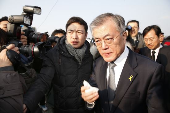 [포토]팽목항서 눈시울 붉힌 문재인 대표…취임 후 첫 호남행  