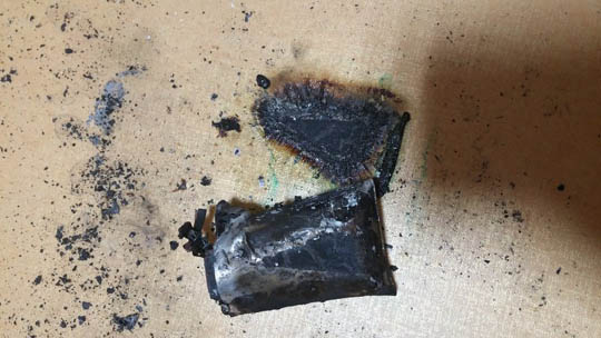 스마트폰 배터리 또 폭발 사고… 제조사 광속 회수  