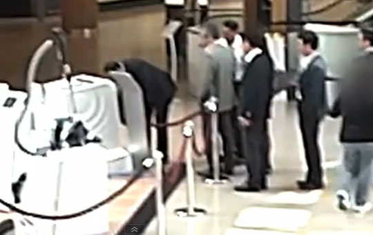 [영상] “난 억울해! 현장 보고 판단하자”… 삼성 세탁기 파손 공방 LG전자 조성진 사장 CCTV 공개  