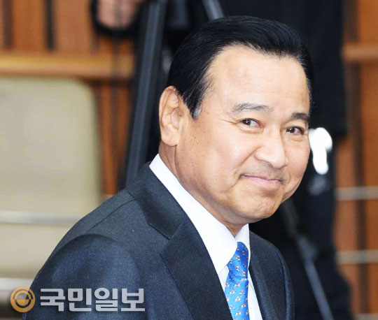 첫 출근한 이완구 “국민의 뜻 받들어 열심히 하겠다”  