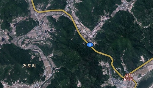 충북 옥천 국도에 20여t 낙석… 복구작업 중  
