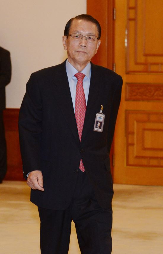 “오늘 인사 많이 하게 되네”-김기춘,무언의 작별 인사  