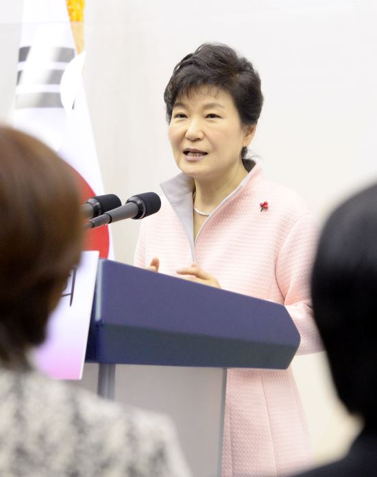 “50대, PK가 돌아왔다”-박 대통령 지지율 안정적 30%대 유지  