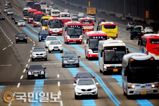 고속도로 양방향 모두 빽빽… “절정 끝나면 풀릴 듯”  