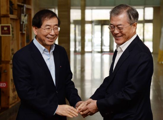 대권 경쟁자 1·2위 문재인·박원순 오찬 회동  
