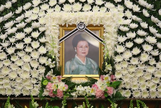 “영세(永世)의 반려로서 이곳에 누웠노라”-JP,부인 묘비에 애틋한 마음 담아  