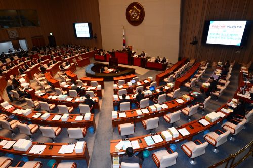 국회의원·국무위원 겸직 금지 추진했던 새누리당, 의원 출신 각료 9명 배출  