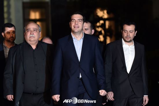 그리스 구제금융 연장으로 한숨 돌렸지만… 개혁안 이행 첩첩산중  