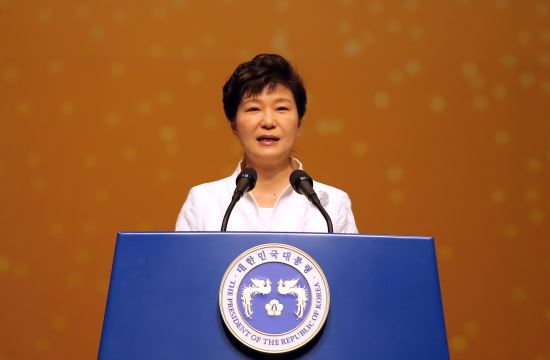 박근혜,문재인 첫 만남...중동 순방 이후 여야 대표와 회동 예상  