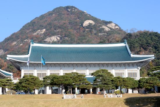 현역 의원 정무특보단 임명, 또 다른 당청 갈등 빌미 되나  