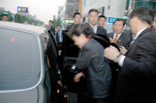 [美대사 테러]2006년 박근혜 커터칼 테러 사건 데자뷰?…흉기와 치료 병원 등 흡사  