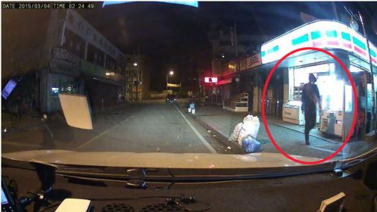 새벽 편의점 갔는데 알바생 울면서 “저기 강도예요”… 사진찍힌 저 사람이야?  