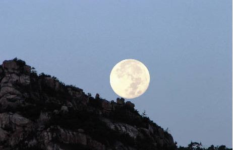 “올 보름달은 작아요”… 9년 만의 가장 작은 ‘미니 문’  