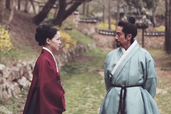 <순수의 시대> 신하균-강한나의 케미 폭발 커플 스틸 공개  