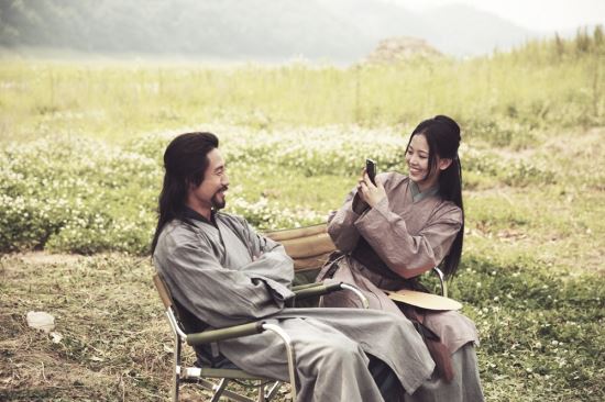 <순수의 시대> 신하균-강한나의 케미 폭발 커플 스틸 공개  