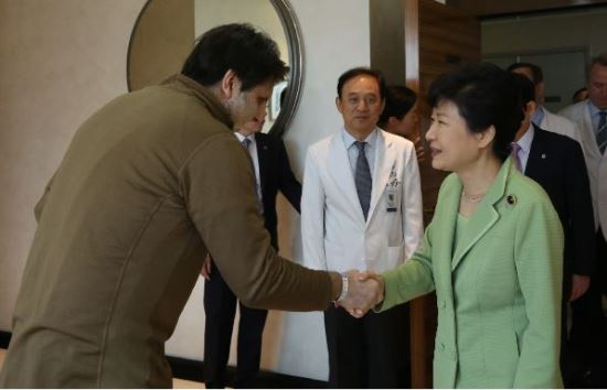 “리퍼트가 박근혜 견인?” 박 대통령 지지율 50% 근접  