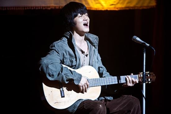 ‘쎄시봉’에서 송창식으로 뜬 무명배우 조복래 ‘극적인 하룻밤 ’‘탐정’에도 나온다  