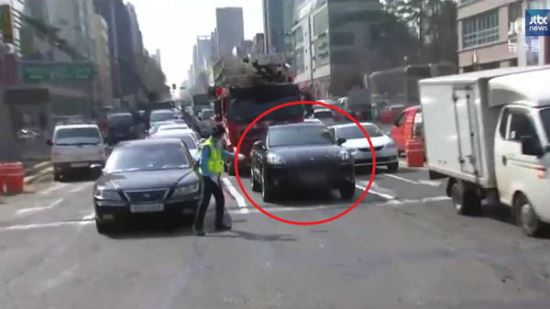 이번엔 소방차 길 막은 수입차… 강남엔 ‘모세의 기적’은 없었다  