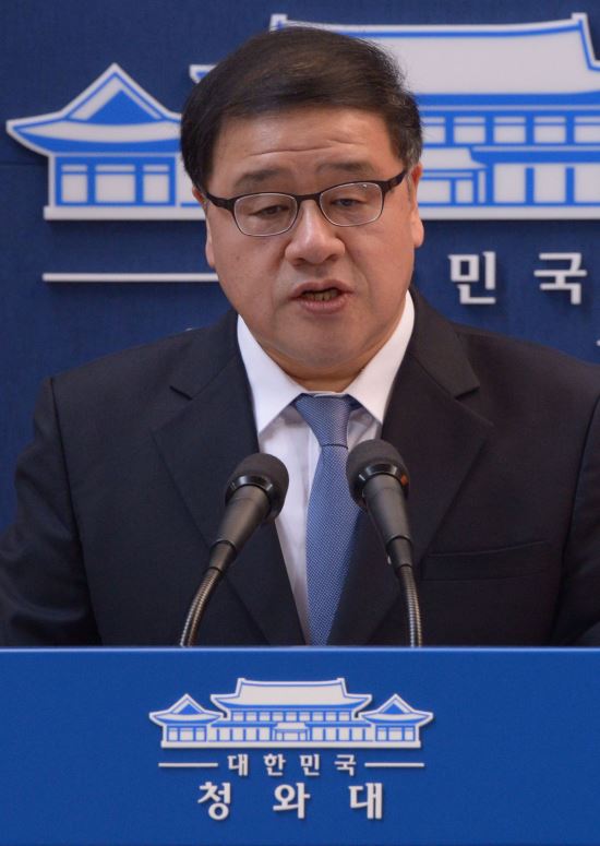 “근거없는 위기론?”靑,문재인 비판 반박  