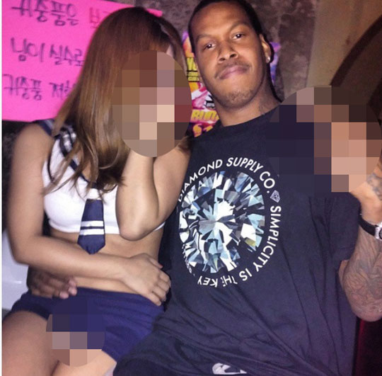손가락욕 논란 美용병, 애국가 스트레칭 논란… 지적하니 엿먹어라 욕설  