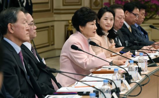 박 대통령 “봄에 경제도 기지개켜야” 해외진출은 하늘의 메시지 거듭 강조  