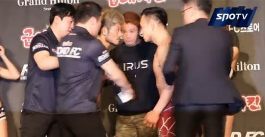 ‘로드FC 22' 공식 라이벌 권아솔-이광희, 공식계체에서 몸싸움  