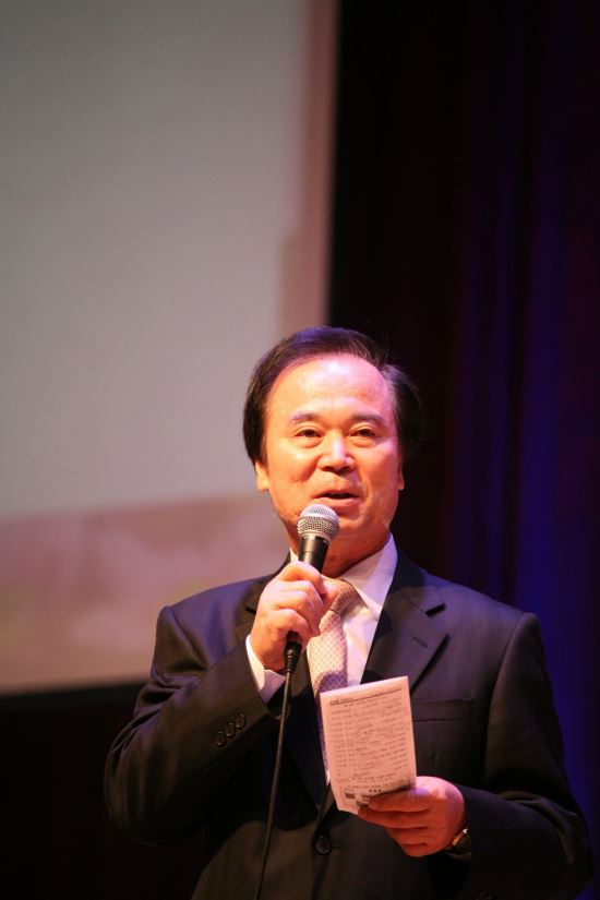빛소금교회,고신대에 발전기금 전달  