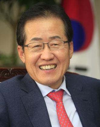 ˝홍준표 골프는 일정 마감 뒤 비즈니스 일정˝… 경남도 해명나서  