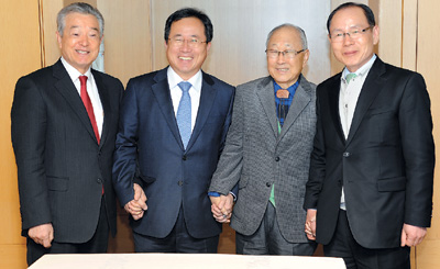  ,  鿡 桯   