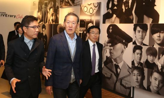 SM타운 방문한 허창수 전경련 회장… “문화강국이 진짜 강국될 것”  