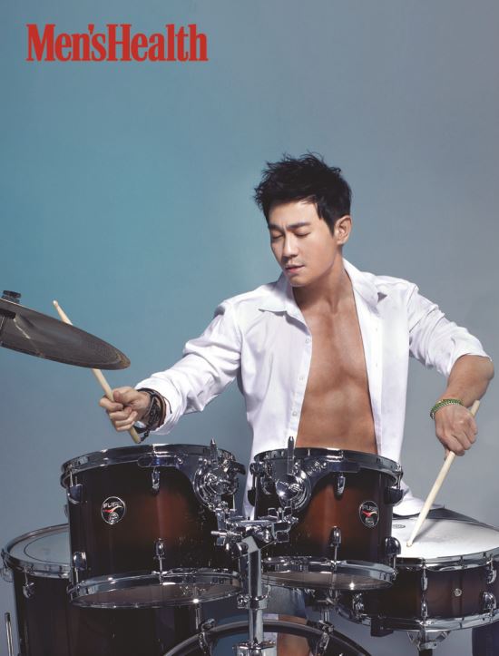 배우 박용우 부드러운 외모, 탄탄한 몸, 강렬한 드럼연주 등 남성미와 삶의 여유 화보 공개  