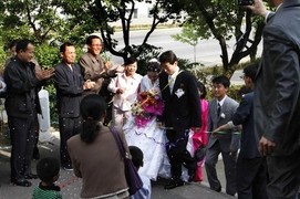 北간부는 ‘벤츠 잔치’ 주민은‘촛불잔치’-북한 결혼식 양극화 심화  