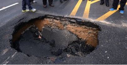 이번엔 강남 한복판서 ‘싱크홀’?… 지반 꺼져 2명 다쳐  