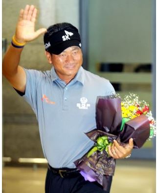 최경주 공동 텍사스오픈 3R 18위… 지미 워커 단독 선두  