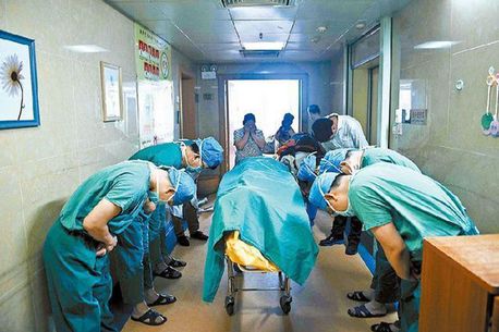 장기 기증하고 세상 떠난 소년에 수술 의사들, 고개 숙여 예 표시 '감동'  