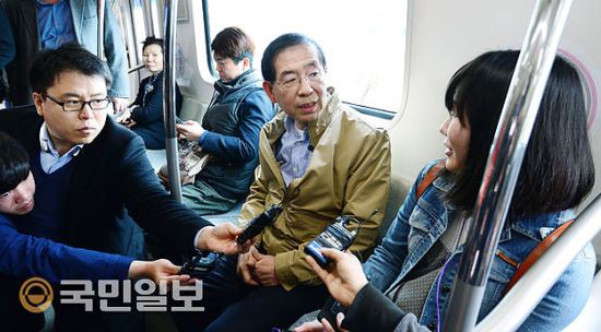 탑승객과 이야기 나누는 박원순 시장  