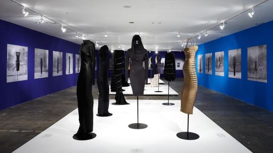 살아있는 패션의 전설, 밀착의 귀재, 아제딘 알라이아 드레스 전시전  